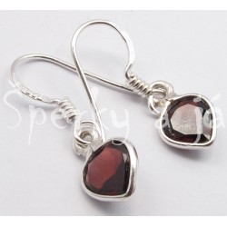 Stříbrné náušnice granát srdíčko Náušnice