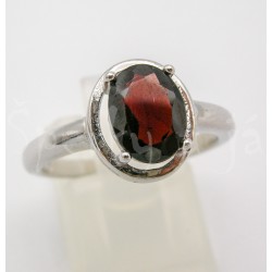 Stříbrný prsten granát ovál Prsteny