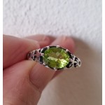 Stříbrný prsten olivín ovál Prsteny